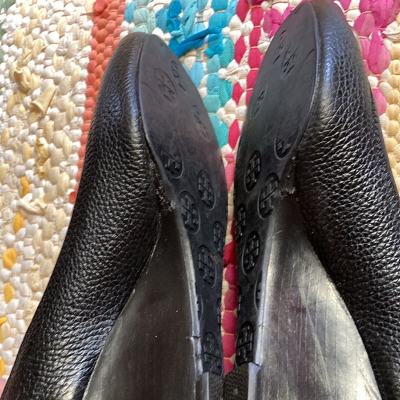 Tory Burch Sally peep toe pebbled leather wedge heels. Gold emblem. - Picture 4 of 8